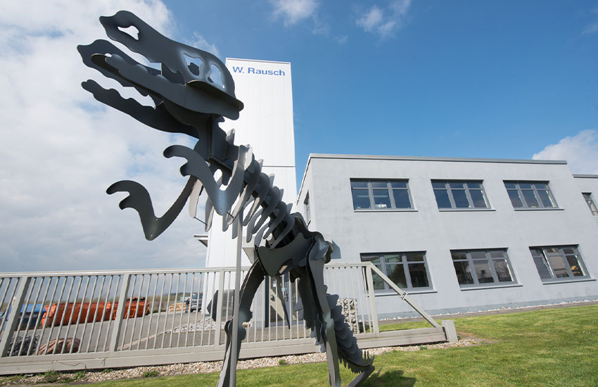 Foto von dem Statue des Dinos vor dem Firmengebäude