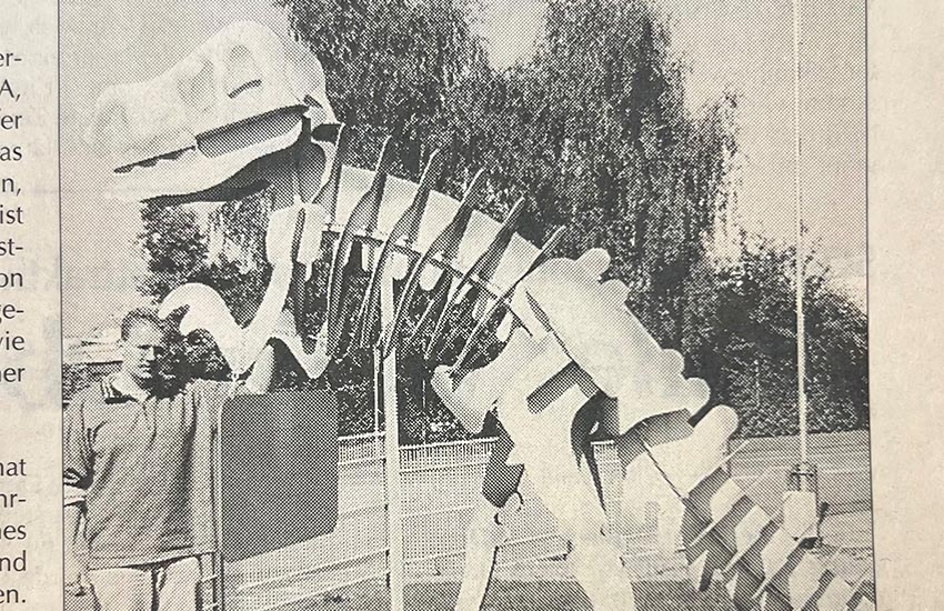 Altes Foto aus der Zeitung von Wilbert Rausch mit der Statue des Dinos