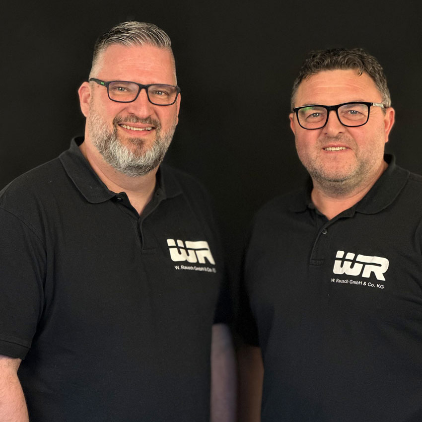 Tobias Meyer und Witalis Schuh, Ansprechpartner bei W. Rausch, auf einem gemeinsamen Porträtbild vor schwarzem Hintergrund