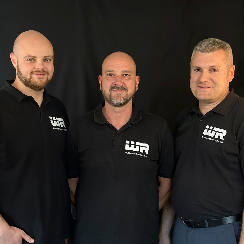 Jan Werner, Jens Janson und Viktor Guse, Ansprechpartner bei W. Rausch, auf einem gemeinsamen Porträtbild vor schwarzem Hintergrund