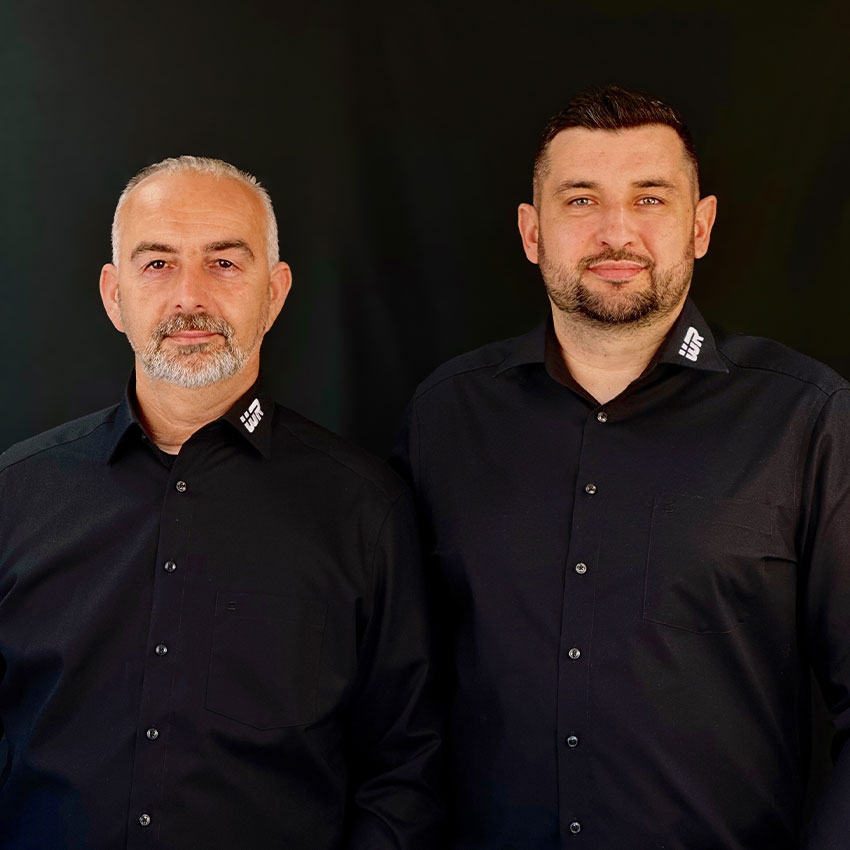 Nikola Cerovic und Denis Funk, Ansprechpartner bei W. Rausch, auf einem gemeinsamen Porträtbild vor schwarzem Hintergrund
